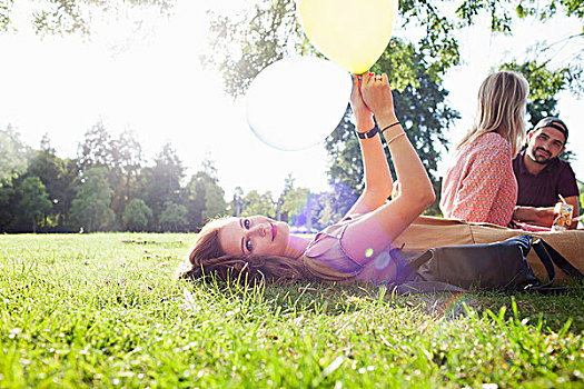 年轻,女人,头像,躺着,草,气球,公园,聚会