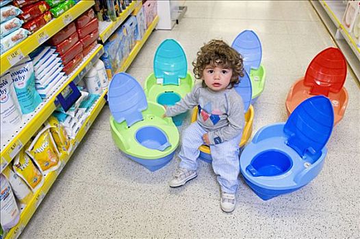 男婴,坐,马桶,超市