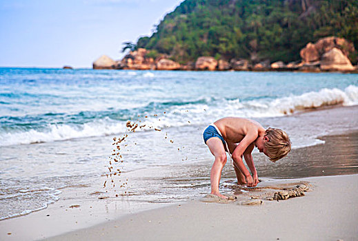 东南亚泰国湾泰国苏梅岛海边玩耍的男孩子thailandkohsamui