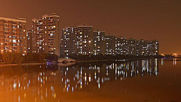 水边的住宅楼夜景