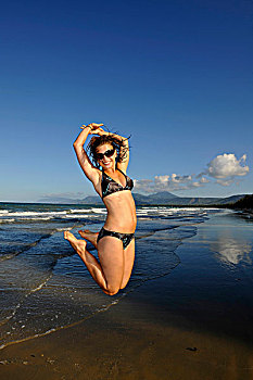 年轻,女人,海洋,跳跃,空气,象征,欲望,生活,四英里海滩,道格拉斯港,德恩垂国家公园,昆士兰,澳大利亚