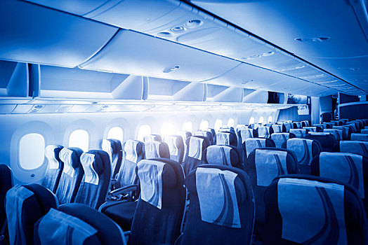 客机机舱内部座椅和窗户