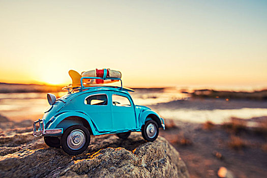 休闲旅行概念,海边的模型小车