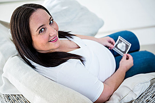微笑,孕妇,拿着,超声波扫描图,沙发