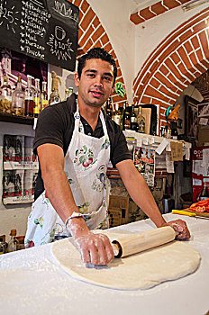 男青年,做糕点,擀,披萨面团,瓜纳华托,瓜纳华托州,墨西哥