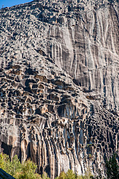 可可托海国家地质公园额尔齐斯大峡谷中花岗岩山峰表面密集蜂窝状山体