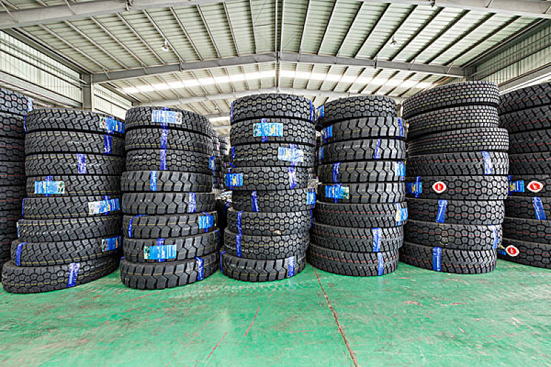 火车站货运仓库里的汽车轮胎