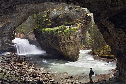 远足者,瀑布,洞穴,班芙国家公园,艾伯塔省,加拿大