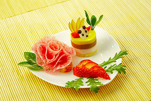 盘子里的蛋糕和草莓萝卜花点缀