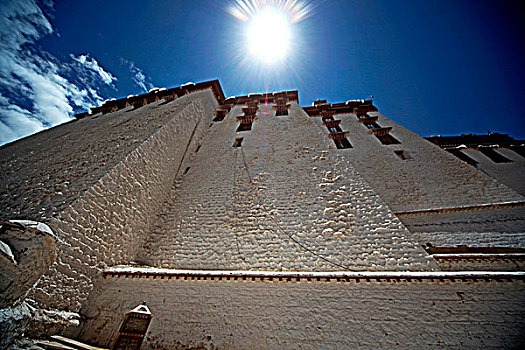 逆光中的布达拉宫外墙