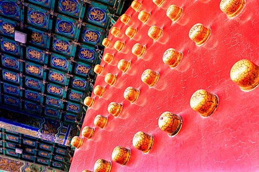 中国特色的红色木门,门钉与建筑藻井