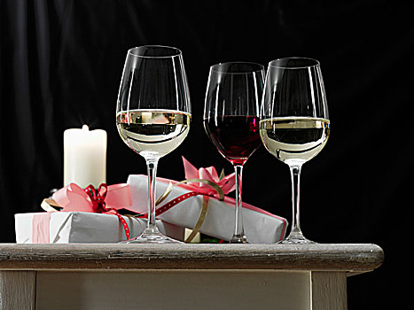 红色,白色,葡萄酒,玻璃杯,挨着,礼物