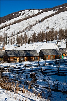 新疆阿勒泰地区山区路上野外风光冬季冬天冰天雪地村庄