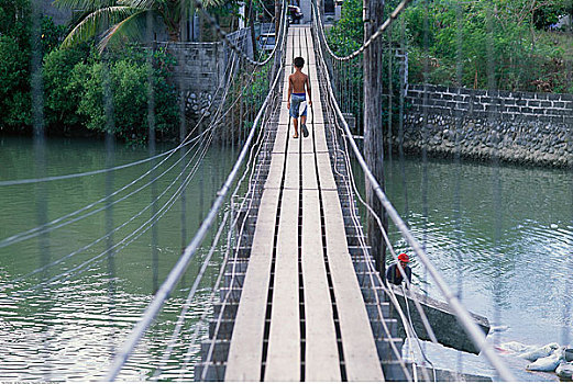 男孩,穿过,步行桥,菲律宾