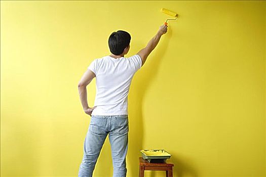 男人,油漆滚,上油漆,墙壁,黄色