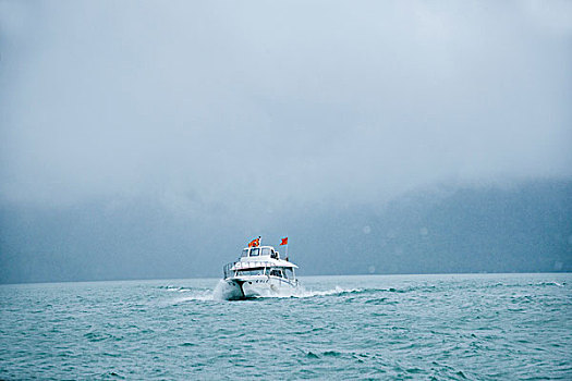 台湾南投县日月潭上来往穿梭的客运游艇