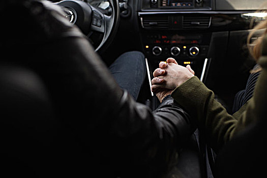 情侣,握手,室内,交通工具