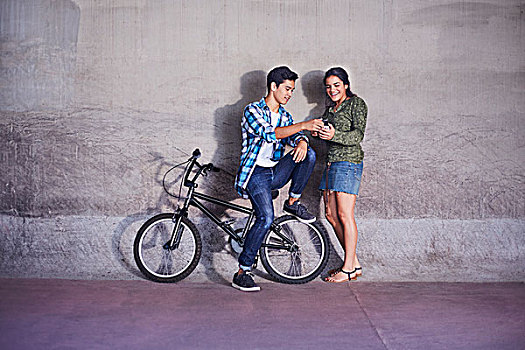 年轻,情侣,小轮车,自行车,发短信,墙壁