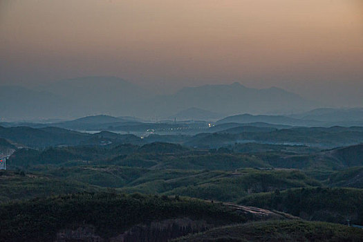 山,丹霞,群山,山脉,黄昏,红光,坡顶,驴友,旅行,地质公园,丹霞地貌,灌木,树,草,水潭,素材,平面设计