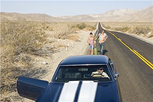汽车,门,打开,年轻,情侣,搭车,沙漠公路,俯视图