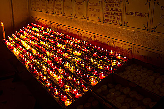 马赛教堂中的蜡烛