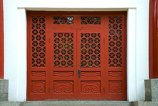 北京大学校园中古老建筑上的红色古典门
