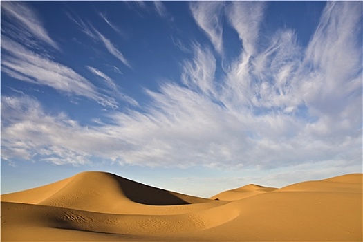 荒漠沙丘,多云,蓝天