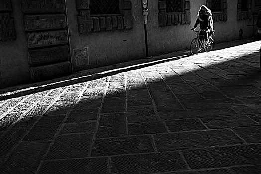 女孩,男孩,相同,自行车,石头,路,街道,照亮,太阳,卢卡,托斯卡纳,意大利