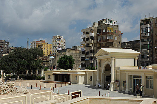 埃及亚历山大庞贝石柱附近的民宅