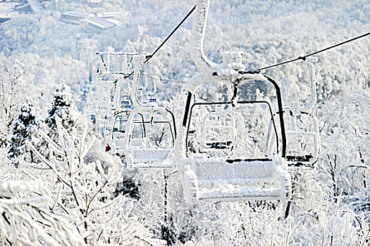 天门山雪景中的索道