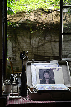 邓小猫咖啡馆,窗台上的唱片盒子,广东广州海珠区小洲村