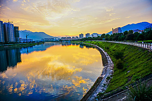 建筑群,高楼,河,灯,夜景,倒影,蓝天,白云