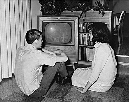 年轻,情侣,坐,正面,电视