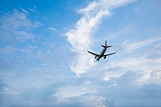 天津航空的飞机正降落重庆江北机场