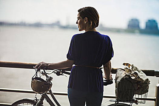 中年,女人,骑车,自行车,河边,纽约,美国