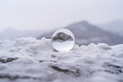 八达岭长城雪中的玻璃球