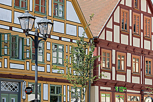 德国,梅克伦堡前波莫瑞州,半木结构房屋,市场,街道