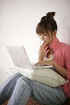 女青年,使用笔记本,电脑