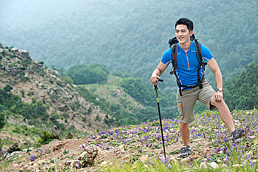 户外旅行中的男士