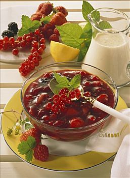 红莓,奶油,玻璃碗,香草奶昔,新鲜,浆果
