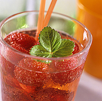 草莓潘趣酒,草莓叶,玻璃杯