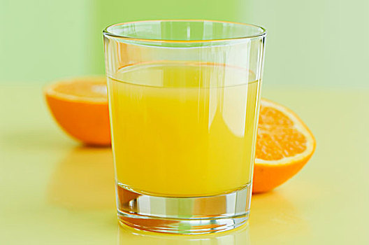 玻璃杯,橙汁,橘瓣,后面