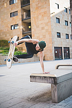 男青年,玩滑板,平衡,滑板,技巧,城市,中央广场,座椅