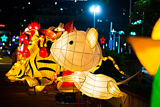 中国传统节日,过年,元宵,中元普渡,都会举办华丽缤纷的灯会