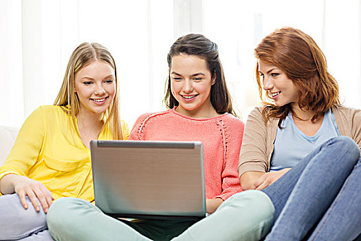 友谊,科技,互联网,概念,三个,微笑,少女,笔记本电脑,在家
