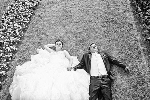 新郎,新娘,躺着,草坪,花,黑白
