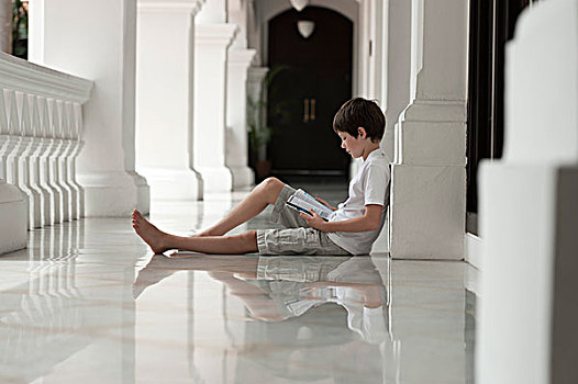 男孩,坐在地板上,阳台,读,书本