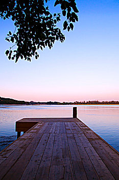 昆明湖傍晚夕阳下的木制栈桥