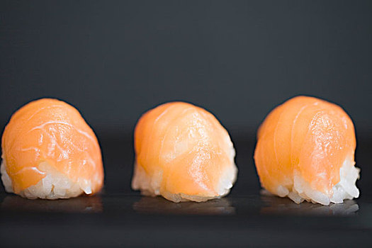 三个,片,三文鱼,握寿司,深色背景,特写