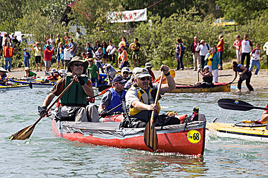 男人,划船,一对,独木舟,平台,开端,2009年,育空,河,追求,长,远景,比赛,怀特霍斯,育空河,育空地区,加拿大